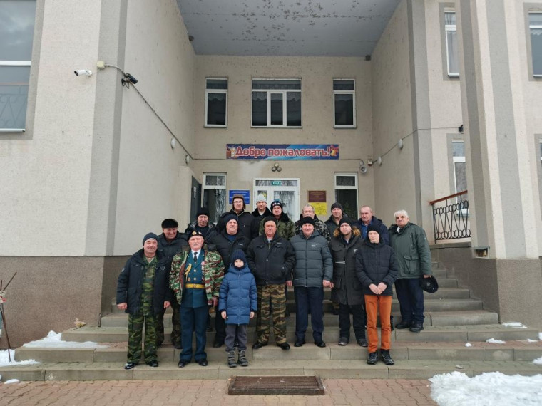 Встреча с воинами - афганцами в школьном краеведческом музее.